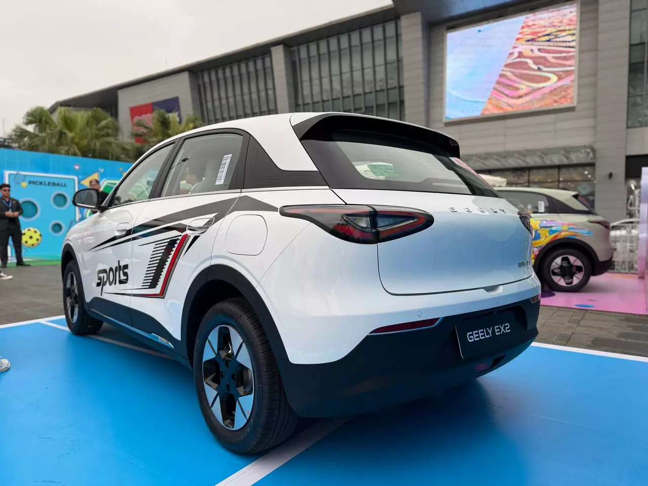 Geely EX2 giá từ 459 triệu tại Việt Nam, chạy gần 400 km, có đủ ADAS - Ảnh 9.