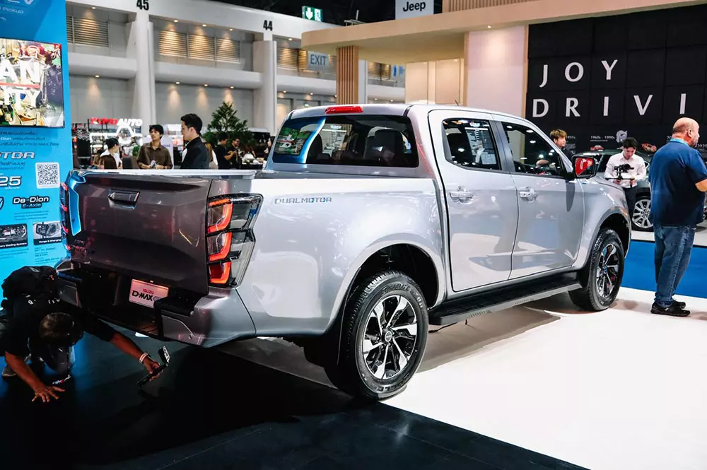 Ngắm hình ảnh "bằng xương, bằng thịt" của Isuzu D-Max EV mới được bán ở Đông Nam Á - Ảnh 5.