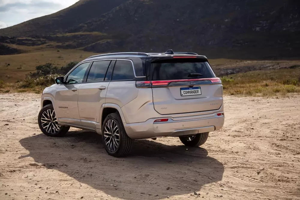 SUV 3 hàng ghế Jeep Commander được nâng cấp, có cả phiên bản bọc thép chống đạn - Ảnh 3.