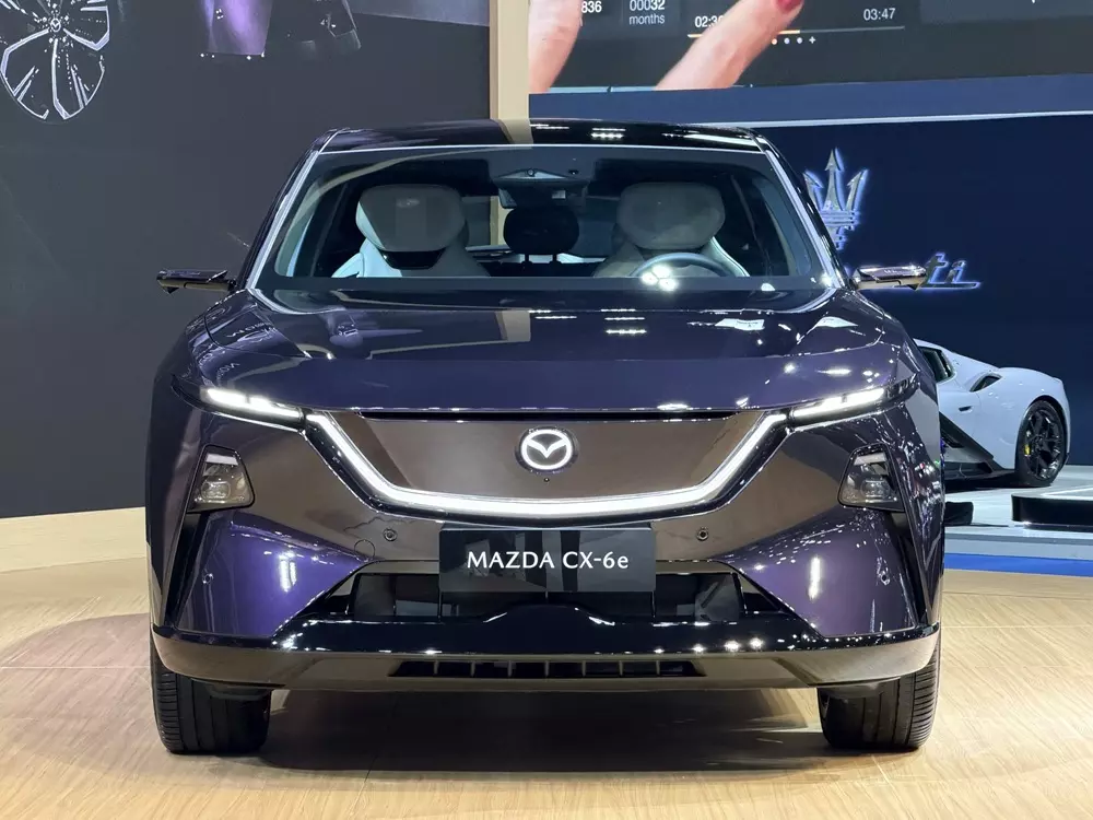 SUV hạng trung Mazda CX-6e được trưng bày tại Thái Lan, bán ra vào cuối năm nay - Ảnh 3.