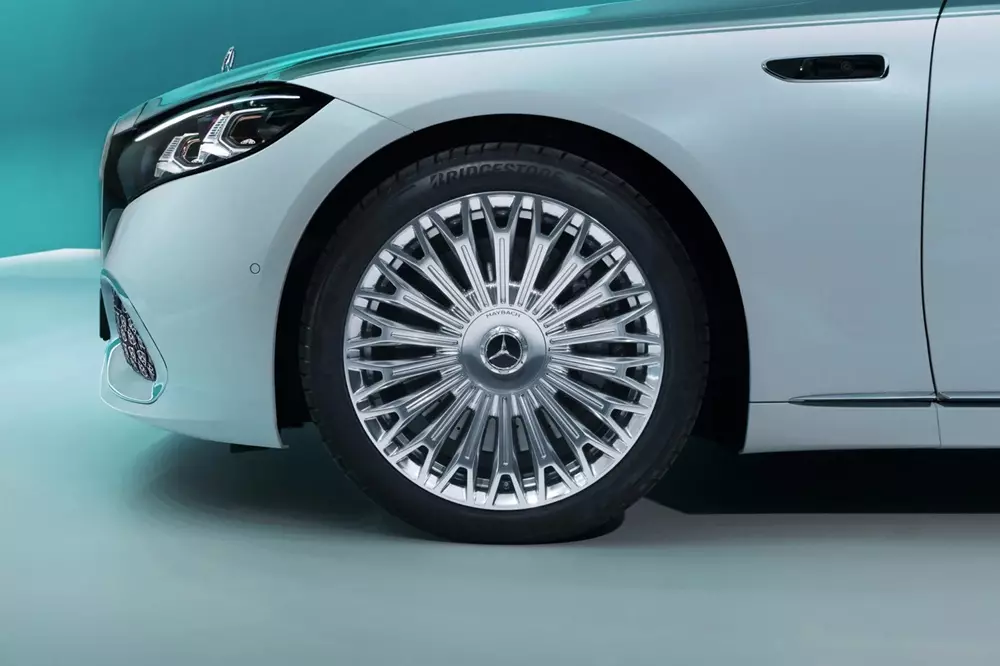 Mâm hợp kim đa chấu mạ crôm của Mercedes-Maybach S-Class 2026