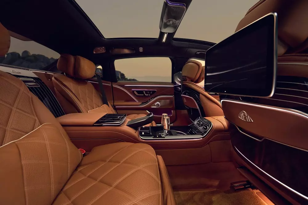 Hành khách phía sau của Mercedes-Maybach S-Class 2026 có thể giải trí bằng màn hình gối nằm sau ghế trước