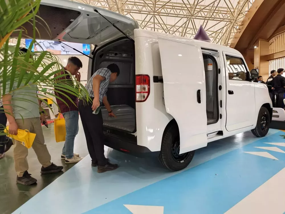 VinFast EC Van phiên bản cửa lùa mới được trưng bày tại Trung tâm Triển lãm Việt Nam - Ảnh 4.