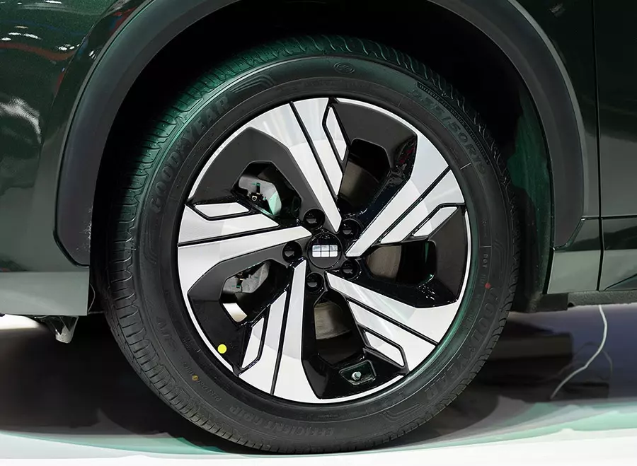 Geely EX5 2026 bản Max  còn sở hữu mâm 19 inch lớn hơn và màu sơn xanh Moss Green độc quyền