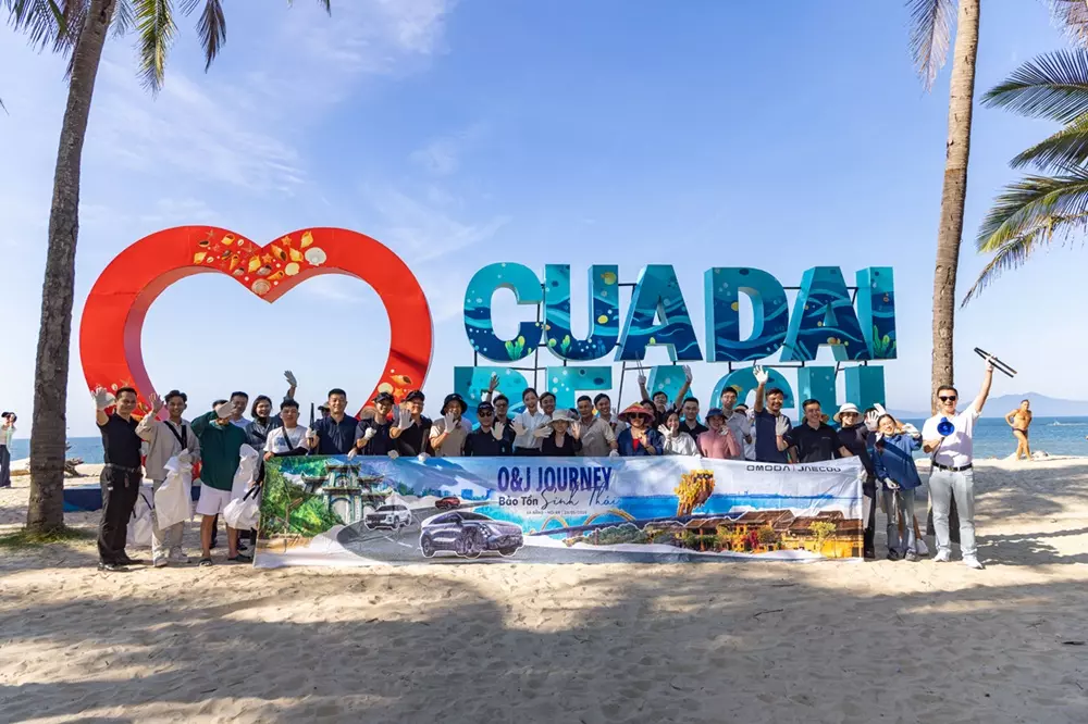 Các chủ xe tham gia hoạt động tại bãi biển Cửa Đại
