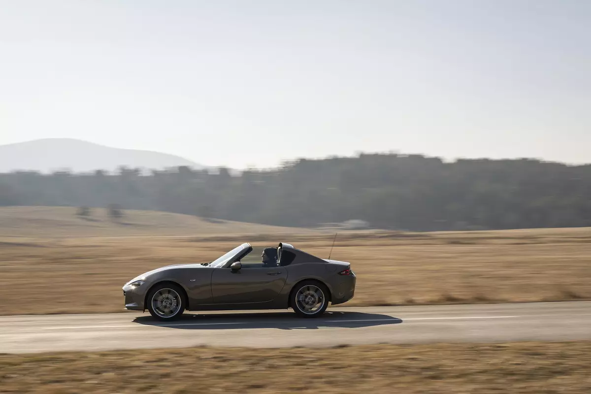 Mazda MX-5 giá từ 1,339 tỷ đồng có gì để chinh phục khách hàng Việt? - Ảnh 2.