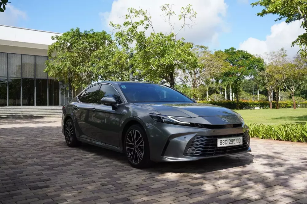 Toyota Camry HEV định nghĩa lại sự cao cấp: tiết kiệm hơn, thông minh hơn