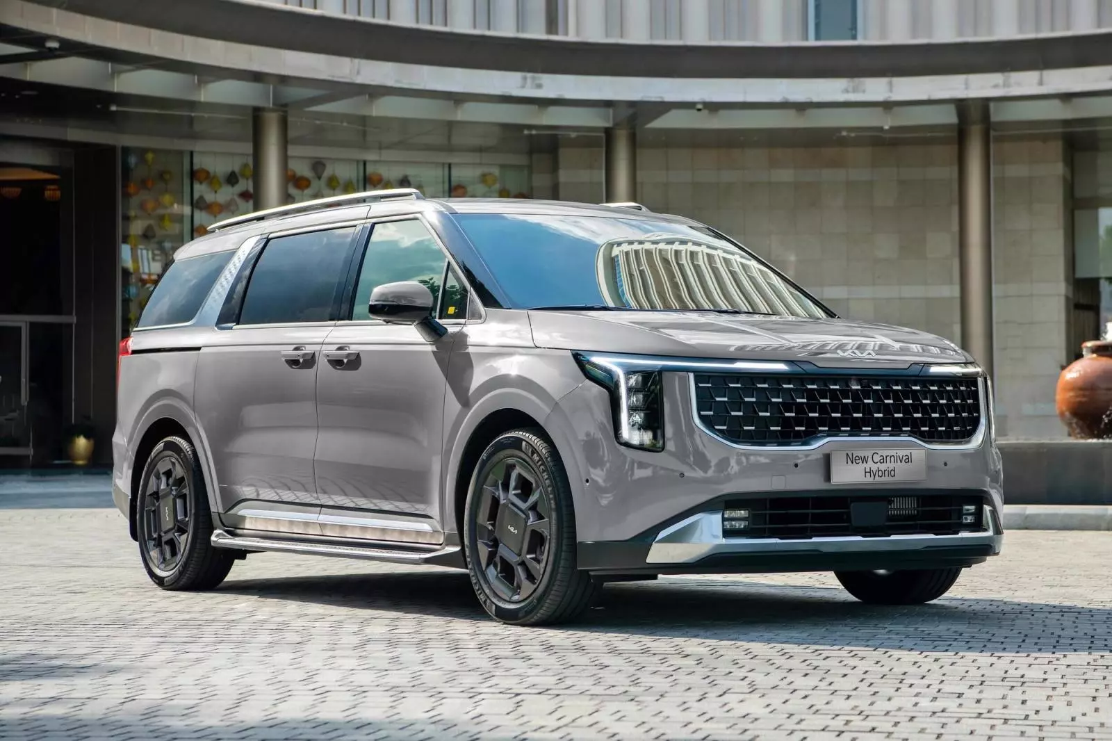 Kia Carnival tại Việt Nam có thêm bản Hybrid 8 chỗ giá 1,379 tỷ, chỉ tốn 4,8L xăng mỗi 100km - Ảnh 1.