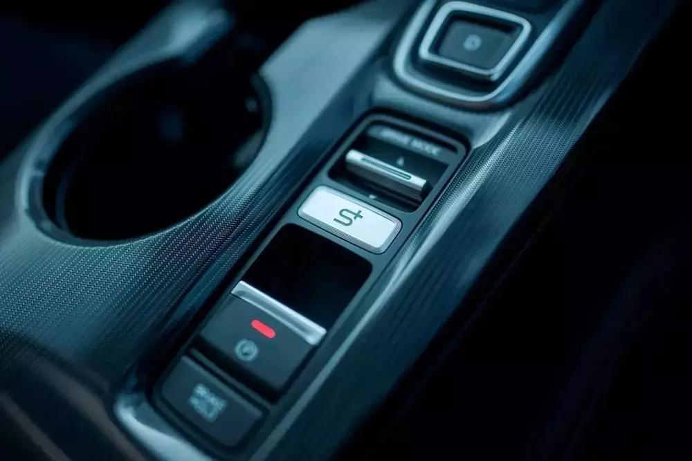 Nút kích hoạt hệ thống S  Shift của Honda Civic e:HEV 2026