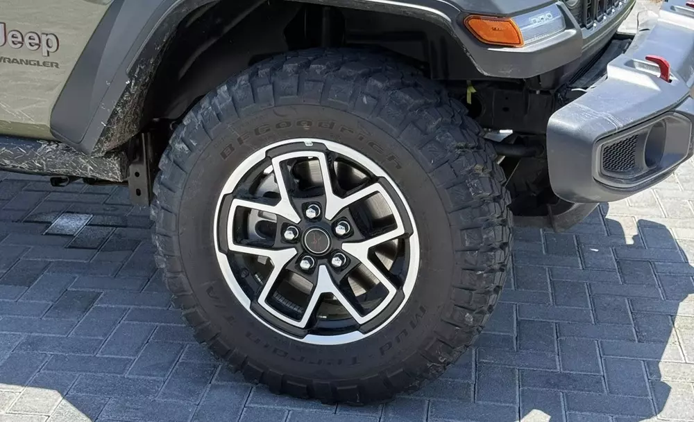 Jeep Wrangler Rubicon dùng mâm 17 inch và lốp 35 inch