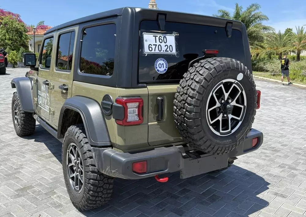 Jeep Wrangler có lốp dự phòng phía sau