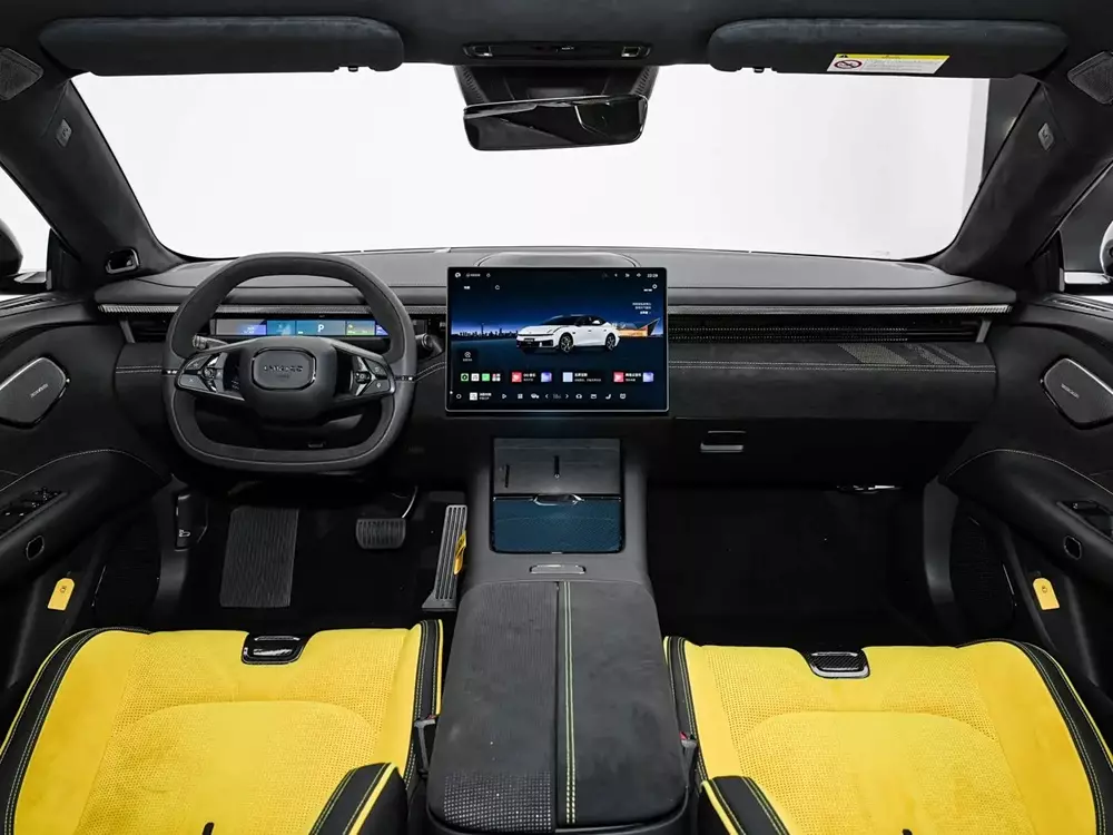 Khoang lái của Lynk & Co 10