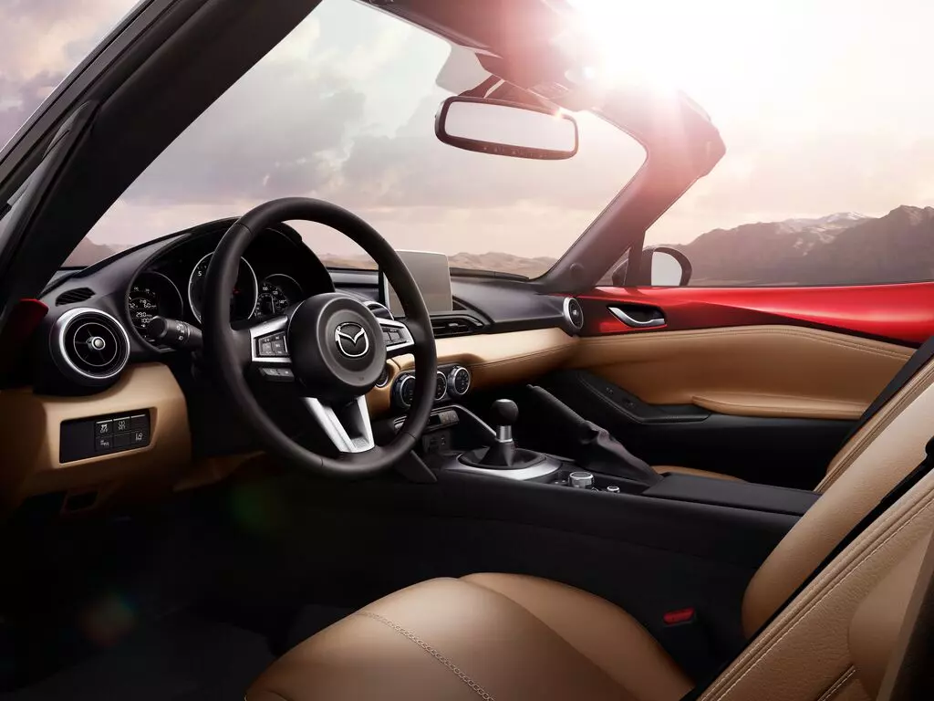 Mazda MX-5 giá từ 1,339 tỷ đồng có gì để chinh phục khách hàng Việt? - Ảnh 4.