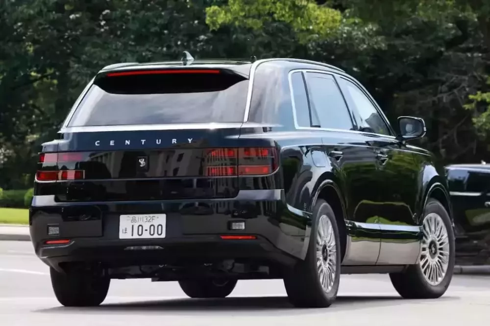 Thủ tướng Nhật Bản chuyển sang sử dụng xe công vụ mới, đó là SUV siêu sang Toyota Century - Ảnh 2.