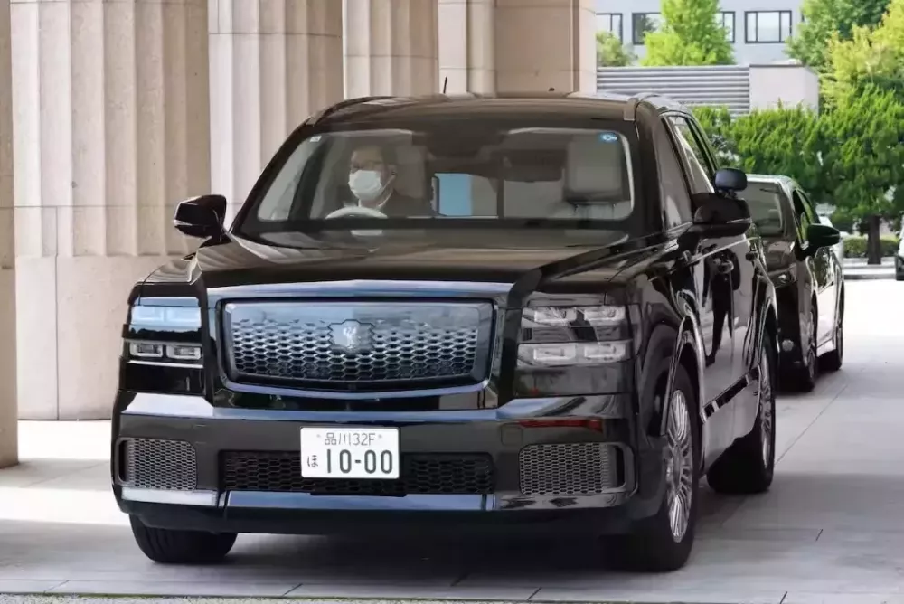 Thủ tướng Nhật Bản chuyển sang sử dụng xe công vụ mới, đó là SUV siêu sang Toyota Century - Ảnh 3.