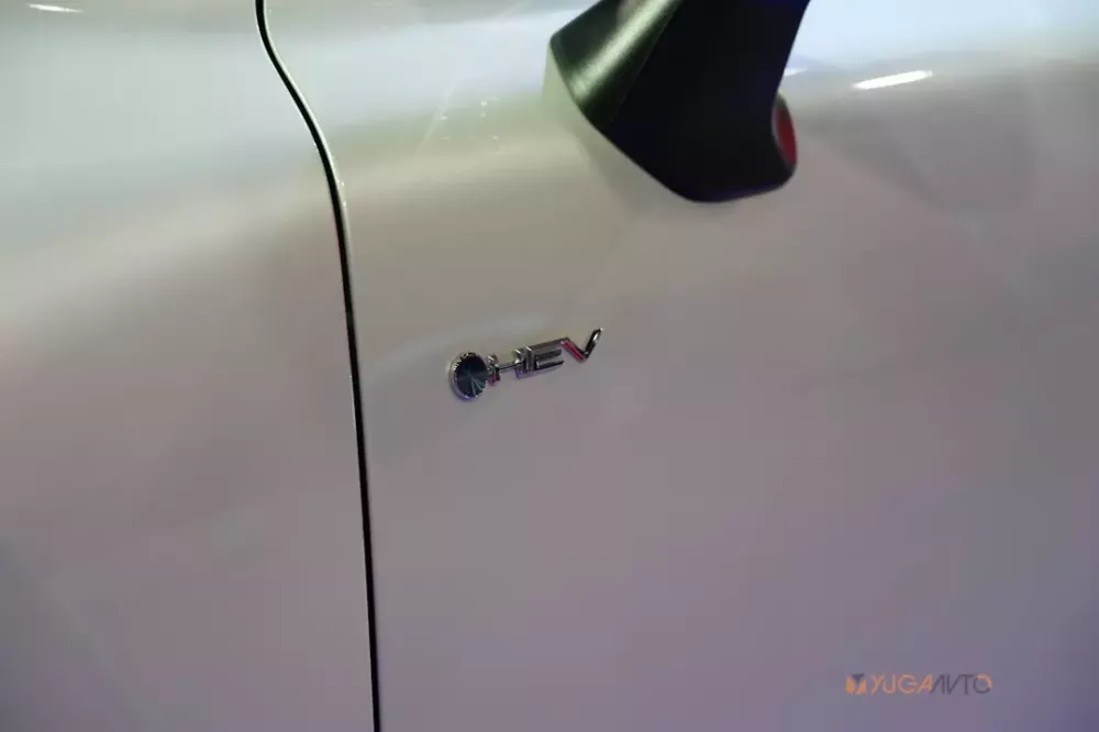 Toyota Land Cruiser Hybrid ra mắt Đông Nam Á trước khi bán ở Việt Nam trong năm nay - Ảnh 3.