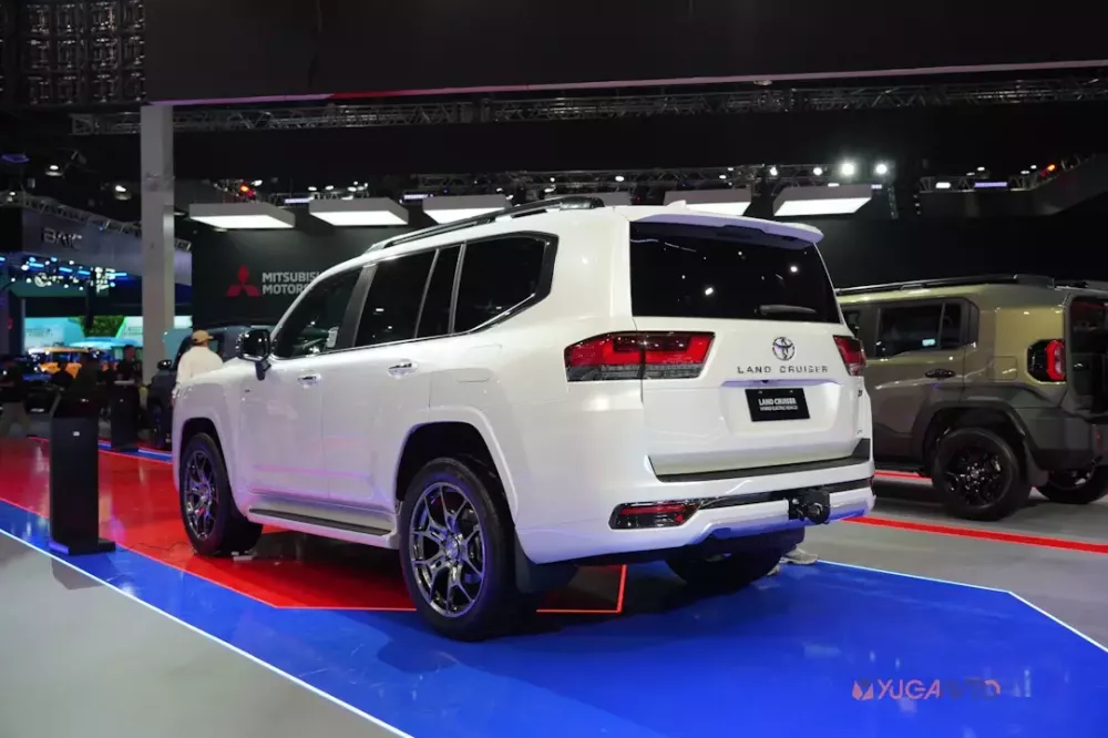 Toyota Land Cruiser Hybrid ra mắt Đông Nam Á trước khi bán ở Việt Nam trong năm nay - Ảnh 2.