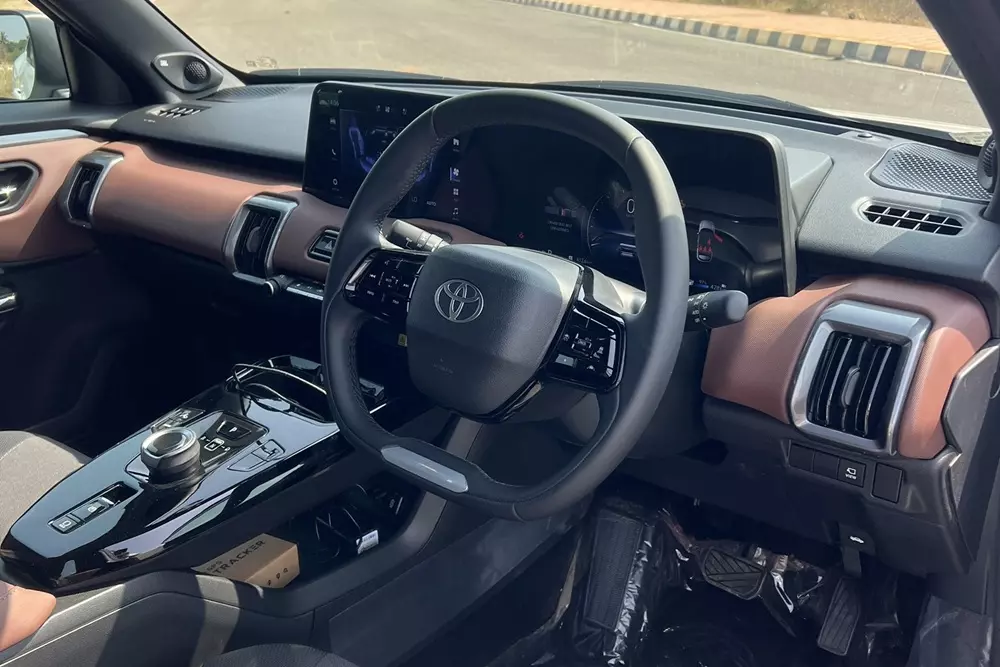 Khoang lái của Toyota Urban Cruiser Ebella