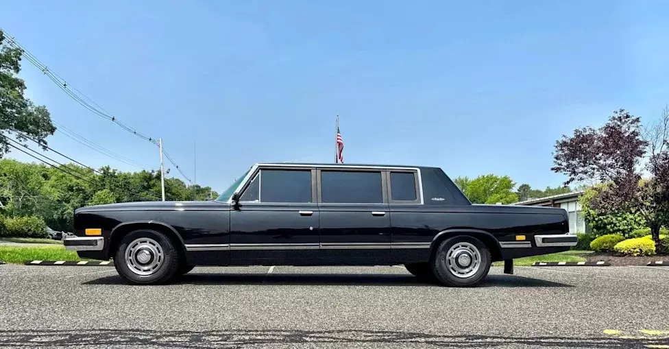 ZIL-4104 sở hữu kích thước lớn
