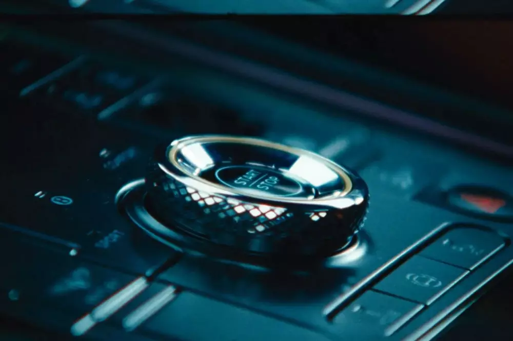 Núm xoay tích hợp nút bấm khởi động máy của Bentley Torcal
