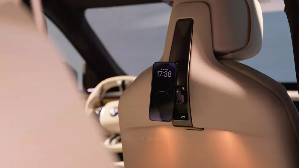 Lưng ghế trước của BMW X5 2027 tích hợp giá đỡ điện thoại