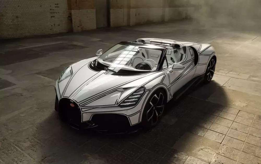 Bugatti W16 Mistral Blanc Éternel sở hữu ngoại thất màu trắng với những đường kẻ đen