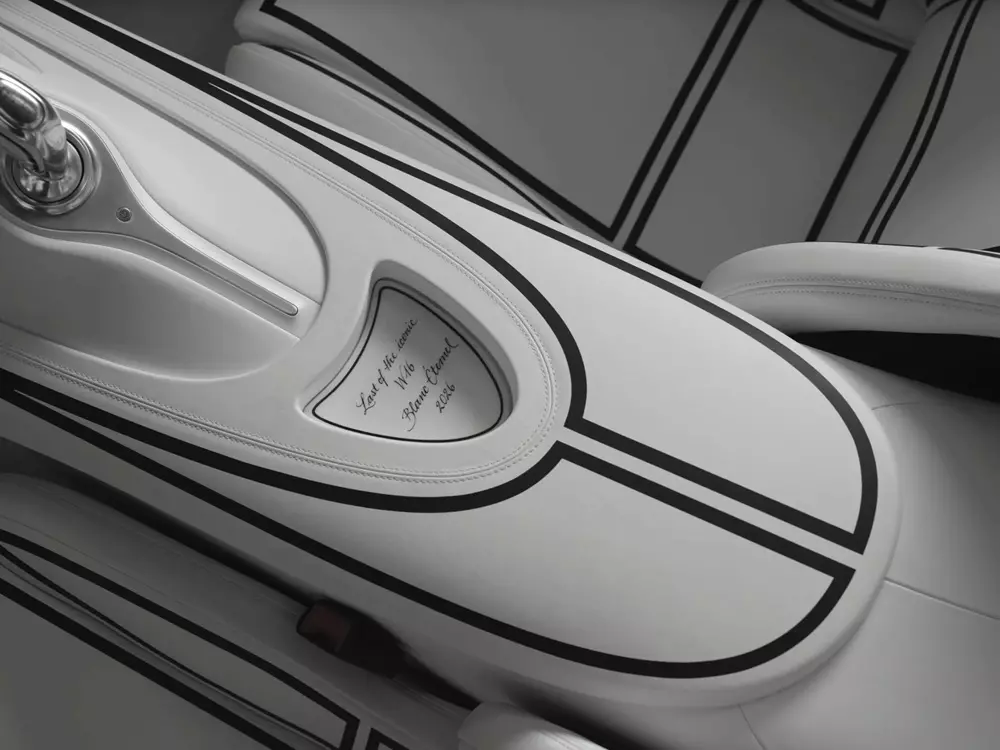 Chất liệu sứ xuất hiện trên bệ tì tay trung tâm của Bugatti W16 Mistral Blanc Éternel