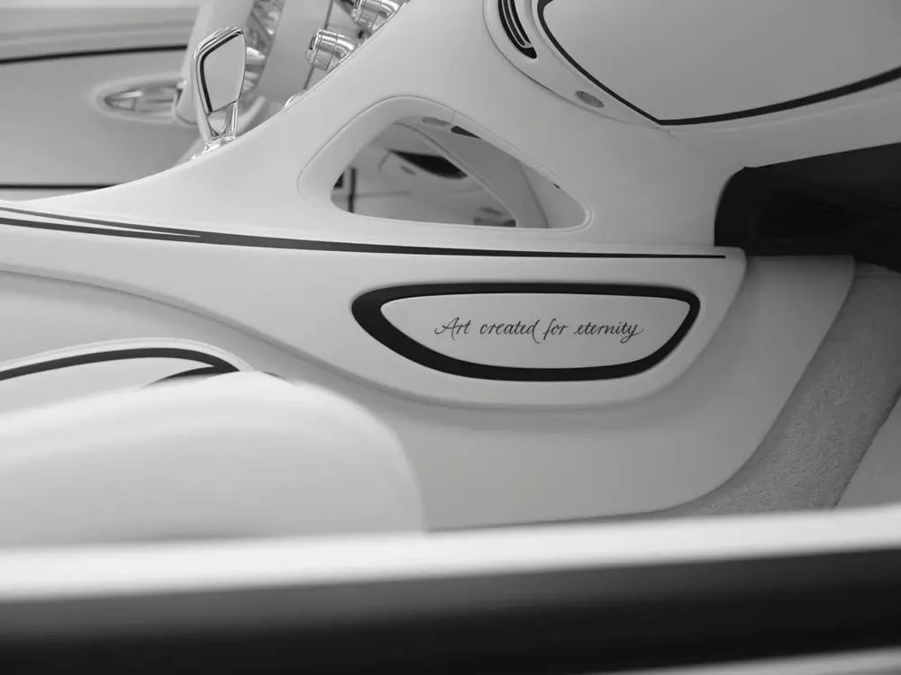 Chất liệu sứ xuất hiện hai bên bệ tì tay trung tâm của Bugatti W16 Mistral Blanc Éternel