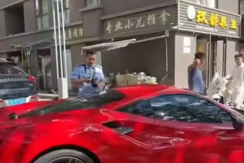Nhóm bé trai biến chiếc Ferrari trị giá hơn 12 tỷ đồng thành cầu trượt, chủ xe khởi kiện đòi bồi thường - Ảnh 3.