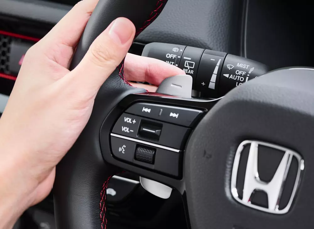 Lẫy chuyển số phía sau vô lăng của Honda Civic e:HEV 2026
