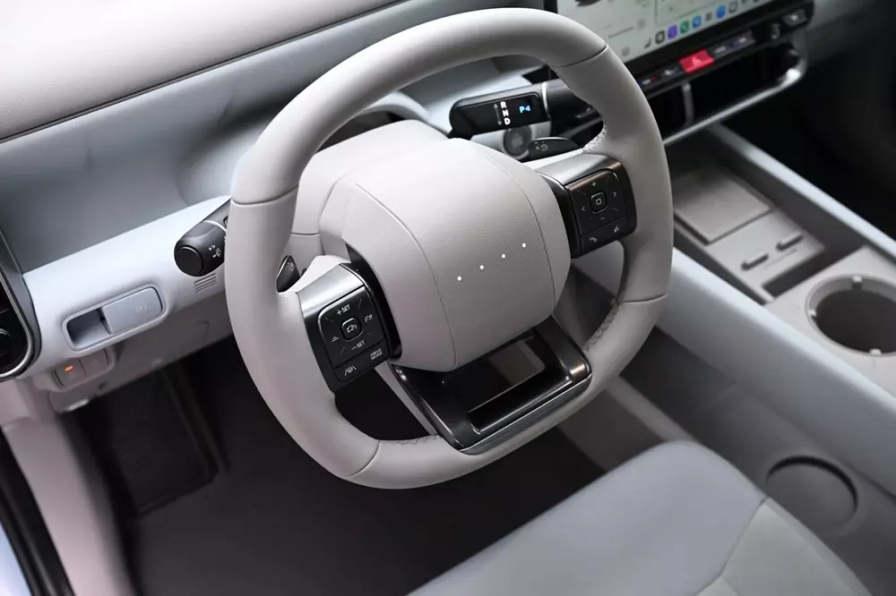 Vô lăng của Hyundai Ioniq 3 đi kèm mã morse của chữ H thay vì logo hãng