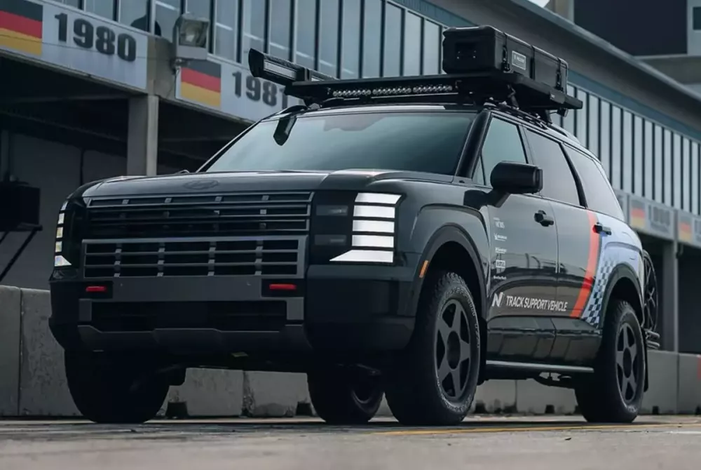 Chiếc Hyundai Palisade đặc biệt có thêm đèn LED phụ trợ và giá nóc Thule