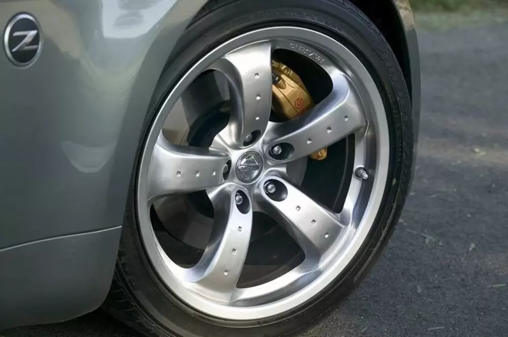 Cùm phanh màu vàng đồng của Nissan