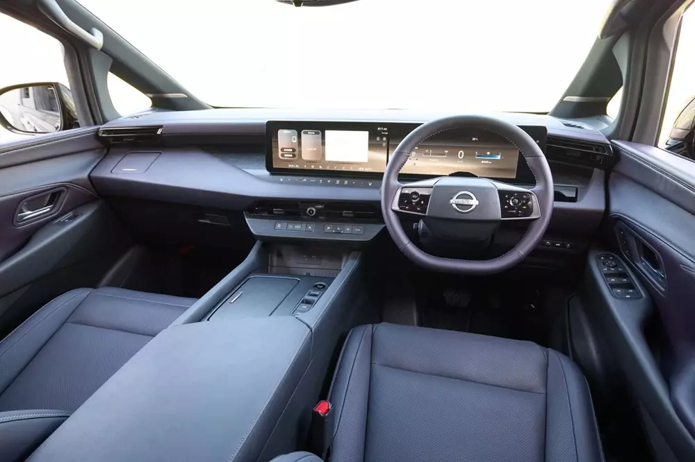 nissan-elgrand-2027-10-7e7a Khoang lái của Nissan Elgrand 2027