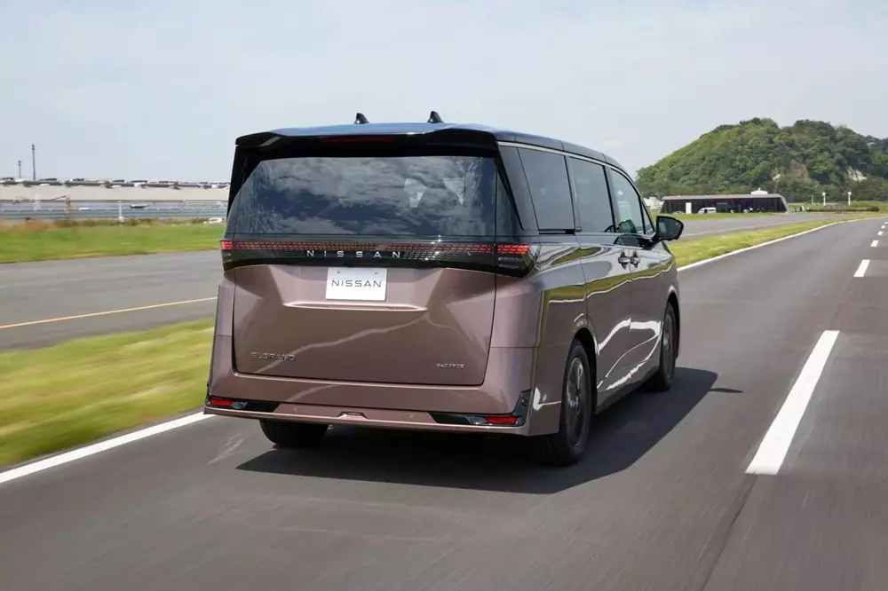 nissan-elgrand-2027-2-4140 Nissan Elgrand 2027 mới có mặt tại các đại lý ở Nhật Bản