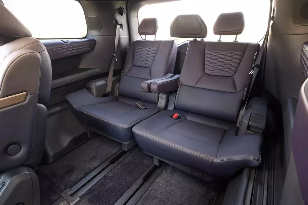 nissan-elgrand-2027-9-0999 2 ghế cuối của Nissan Elgrand 2027 có bệ tì tay riêng