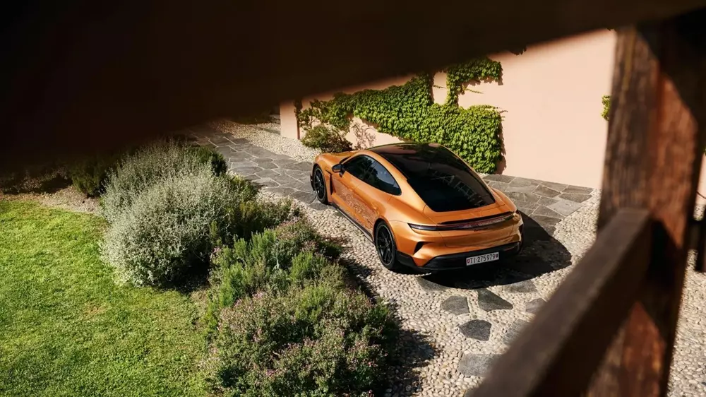 porsche-taycan-1-89d8 Chiếc Porsche Taycan này còn có nhiều chi tiết ngoại thất màu đen bóng