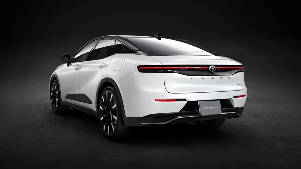 Thiết kế của Toyota Crown Crossover 2027 tạo cảm giác cân đối và liền mạch hơn trước