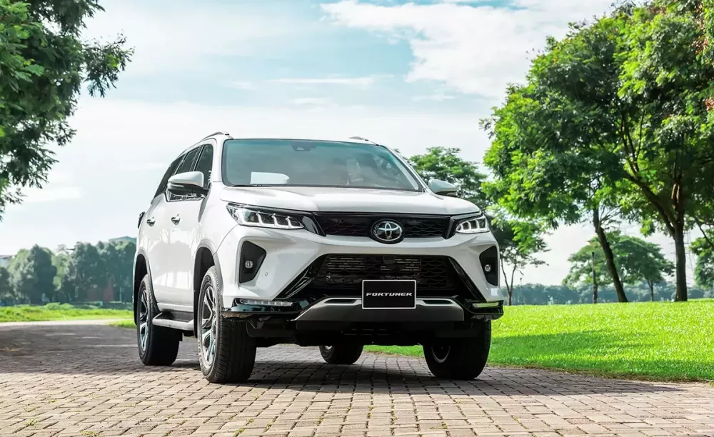 Toyota Fortuner tại Việt Nam bị cắt bản máy dầu, chỉ còn bản máy xăng, giá từ 1,19 tỷ đồng - Ảnh 1.