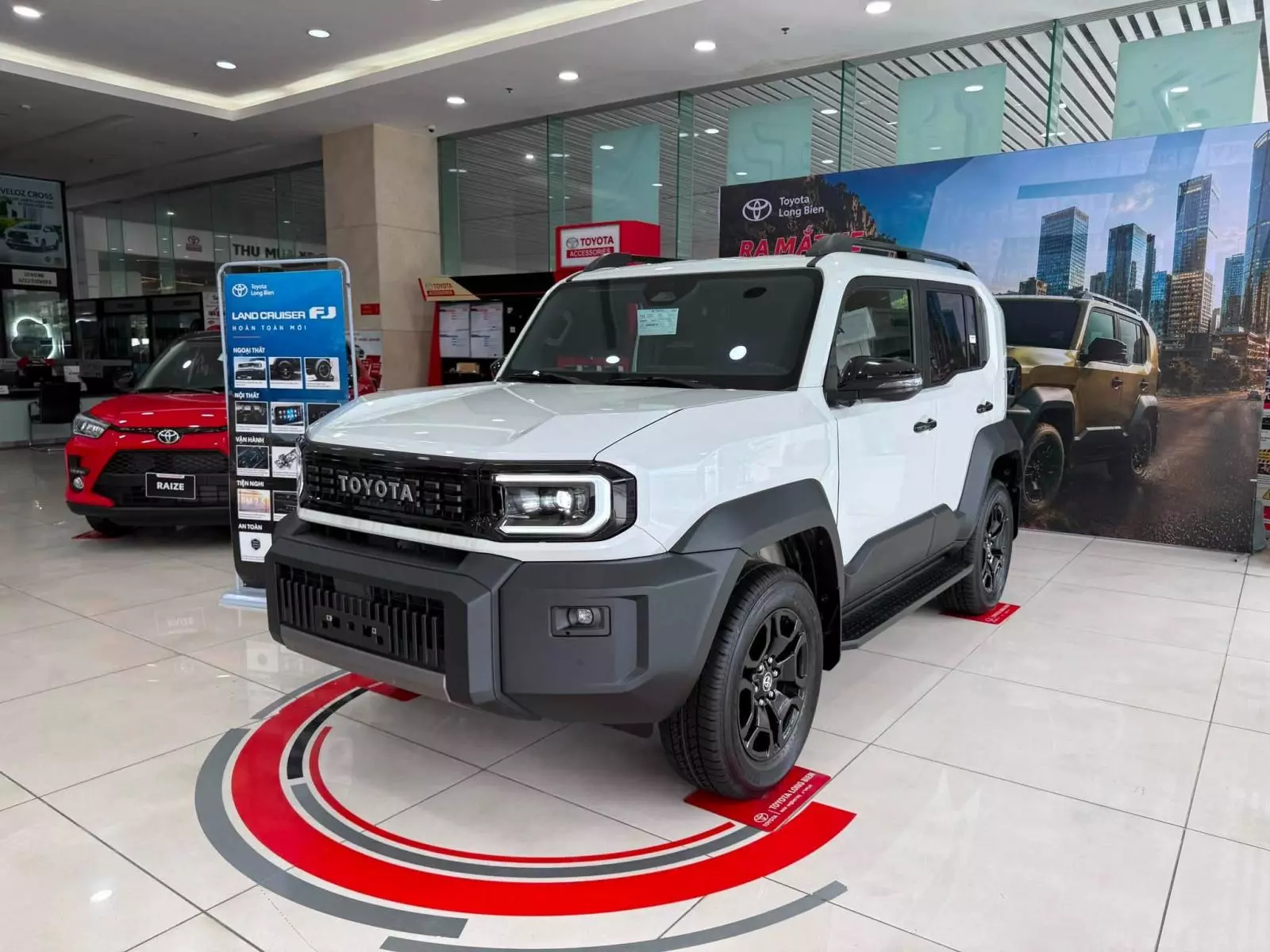 Toyota Land Cruiser FJ 1,198 tỷ đồng tại Việt Nam, làn gió mới cho khách hàng thích mạo hiểm phố thị - Ảnh 1.