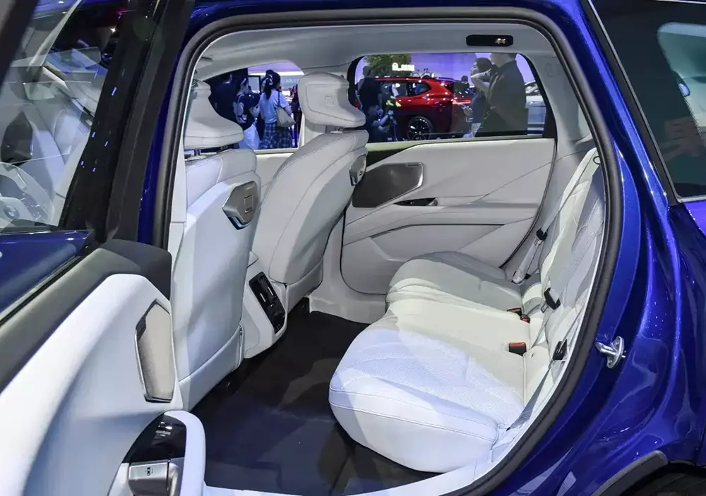 BMW iX3 L 2026 đương nhiên sở hữu hàng ghế sau cực rộng rãi
