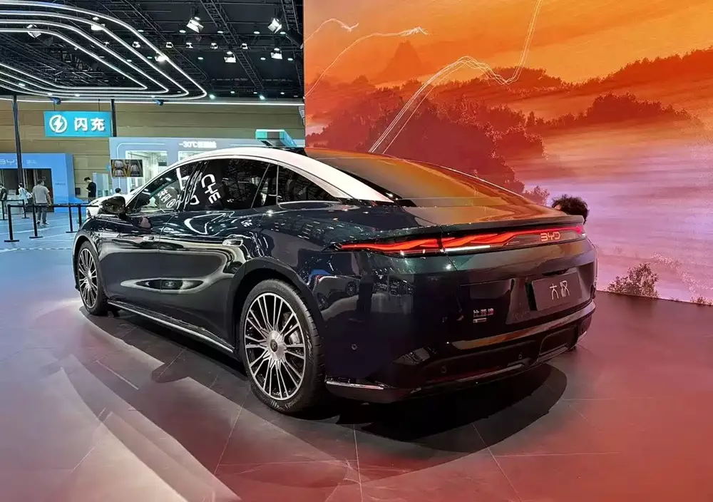 Đèn hậu của BYD Dahan EV có thiết kế nối liền hai bên hợp xu hướng