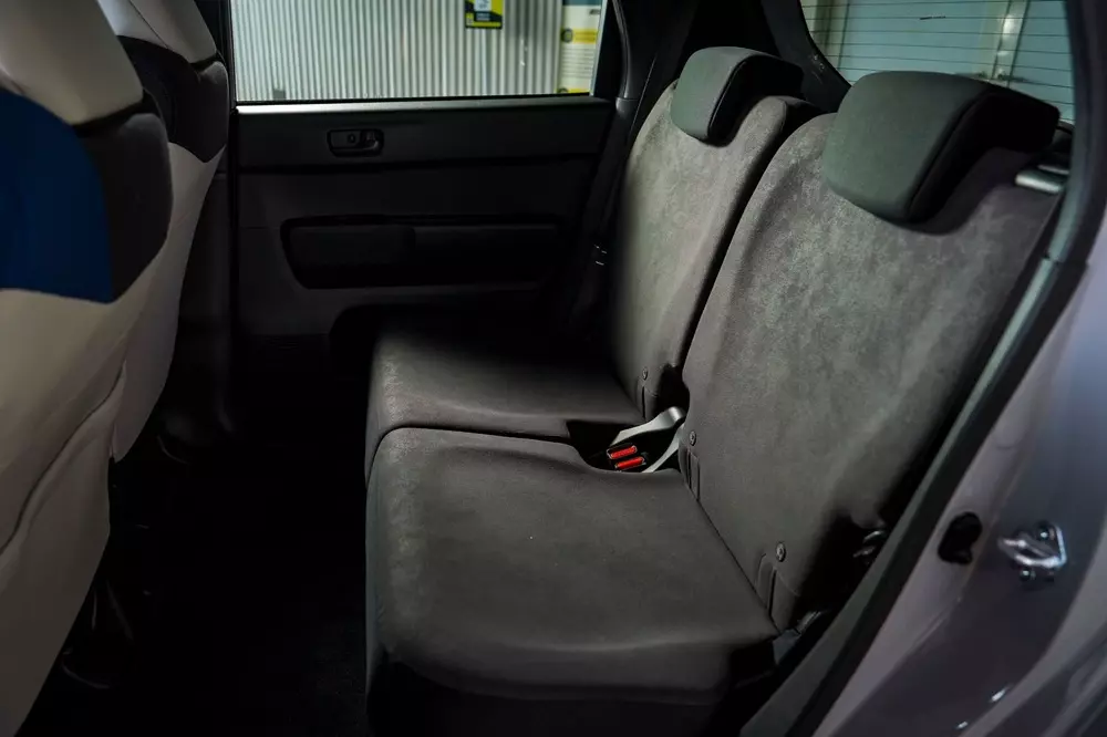 Ghế sau của Honda Super-One được bọc 1 màu xám đơn điệu hơn