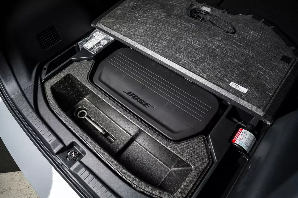 Loa trầm của Honda Super-One được đặt dưới sàn khoang hành lý