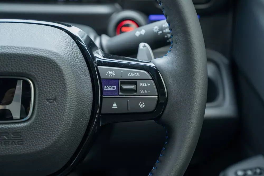 Nút bấm Boost màu tím trên vô lăng của Honda Super-One