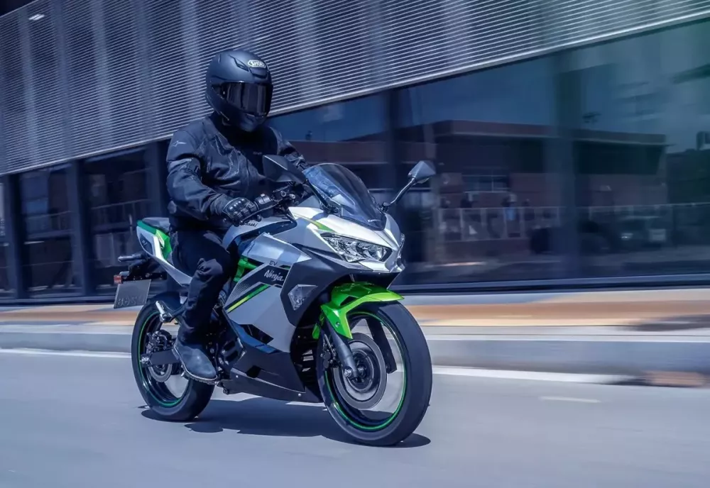 Mô tô điện Kawasaki Ninja e-1 2027 sở hữu công suất và giá bán gây thất vọng - Ảnh 1.