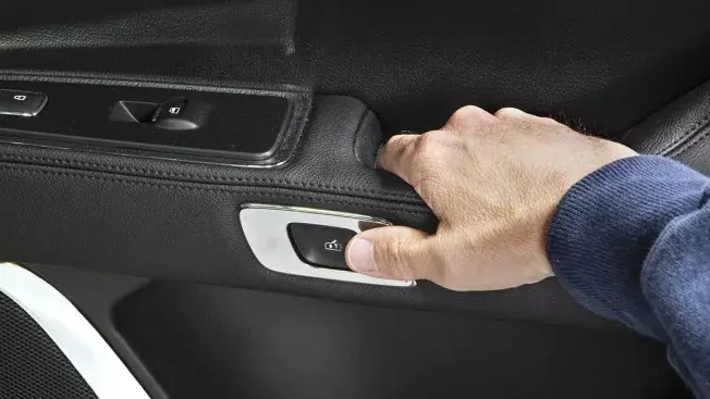 Tay nắm cửa khẩn cấp cơ học bên trong xe.