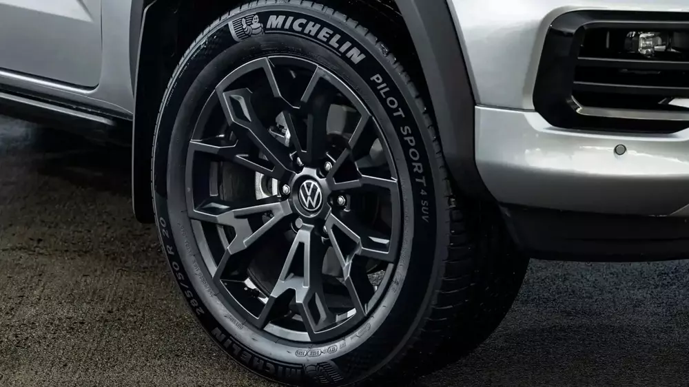 Volkswagen Amarok W600 dùng mâm 20 inch sơn đen