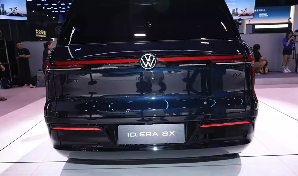 Volkswagen ID. Era 8X được trang bị đèn hậu mỏng và nằm vắt ngang trên cửa cốp