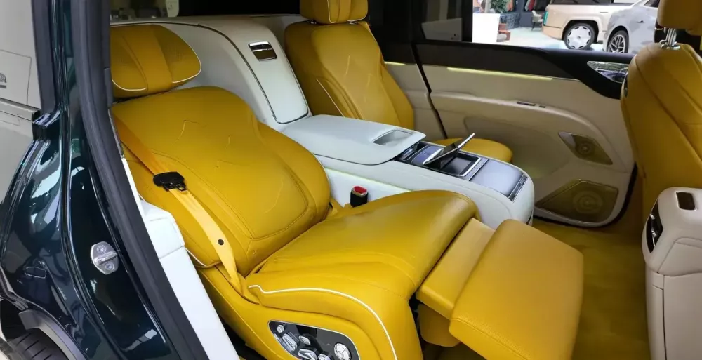 Ghế sau của BYD Yangwang U8L 4 chỗ có tính năng không trọng lực và đi kèm bệ đỡ bắp chân